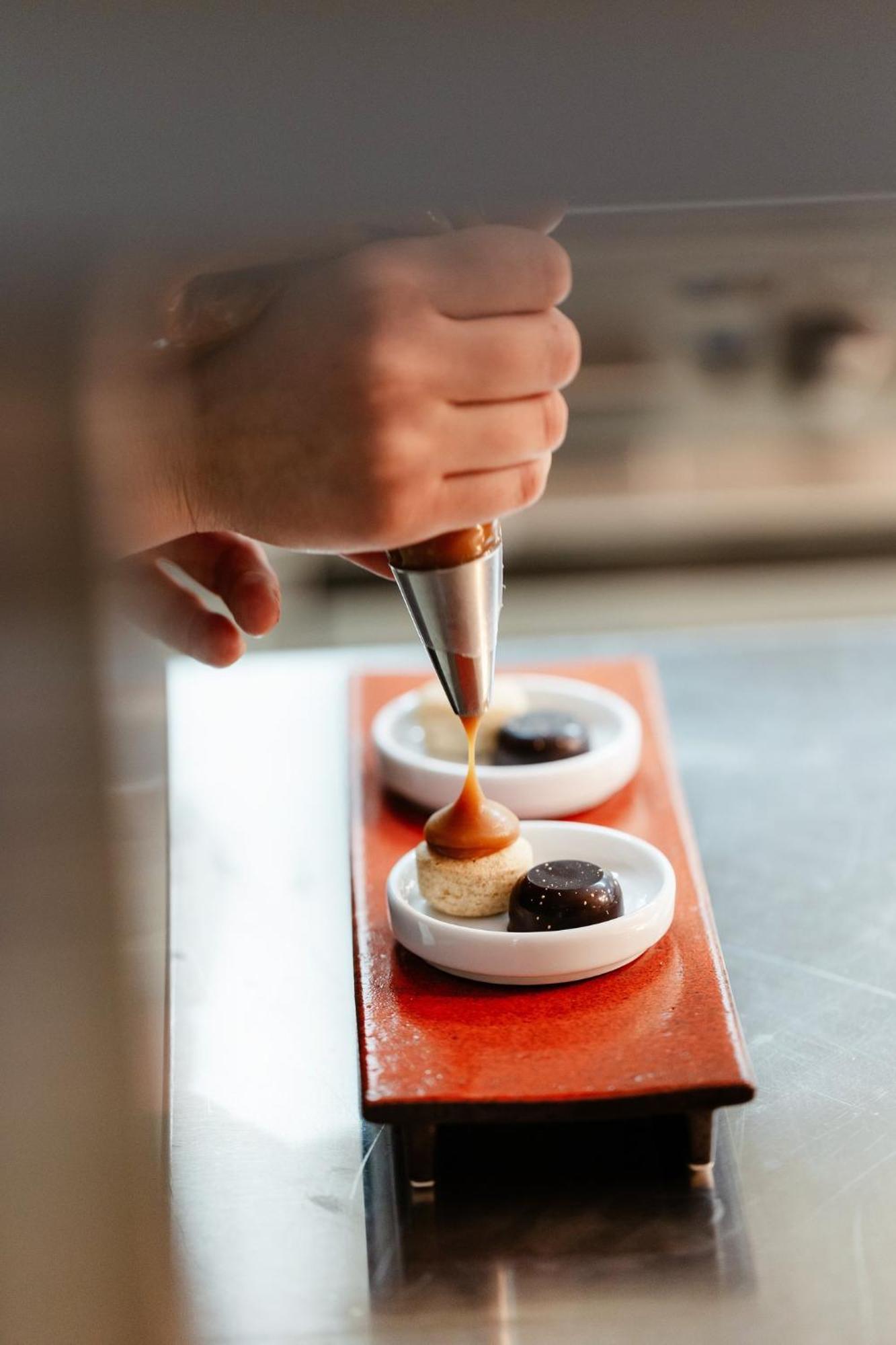 Viceroy Kopaonik Serbia Екстер'єр фото A pastry chef icing a dessert