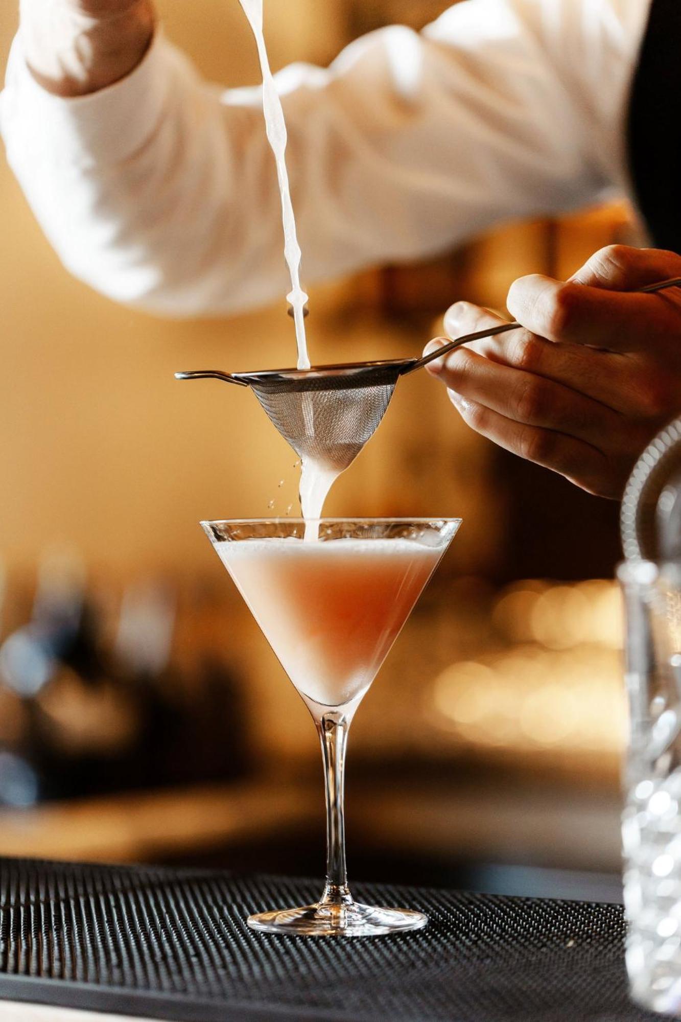 Viceroy Kopaonik Serbia Екстер'єр фото A bartender straining a cocktail